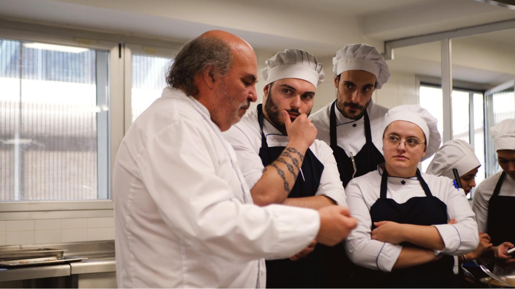 Un docente junto a sus alumnos en la Escuela de Profesionales Alcazarén de Valladolid