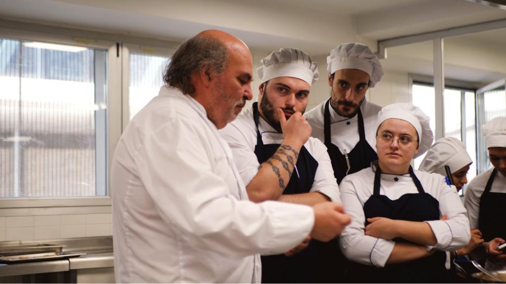 Un docente junto a sus alumnos en la Escuela de Profesionales Alcazarén de Valladolid