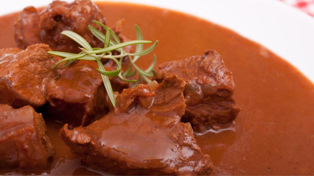 Venado en salsa, un plato muy típico de esta zona.