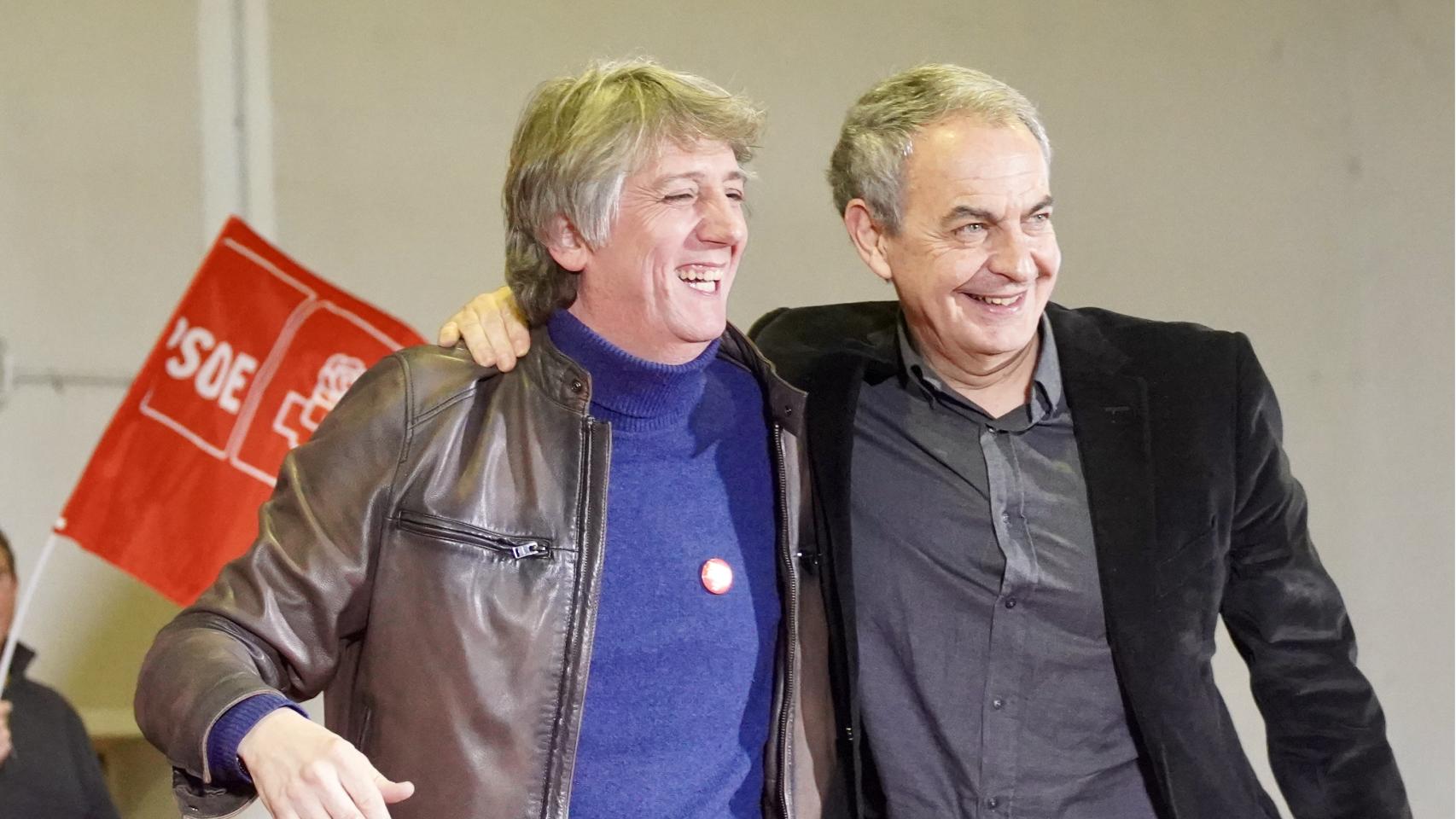 El secretario general del PSOE de Castilla y León, Carlos Martínez, junto al expresidente del Gobierno José Luis Rodríguez Zapatero, en un acto en León el pasado 6 de marzo
