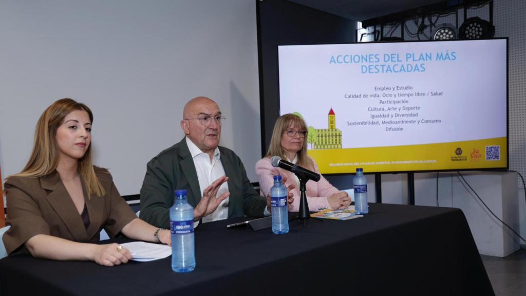 Jesús Julio Carnero, alcalde de Valladolid, durante su intervención en la rueda de prensa.jpg