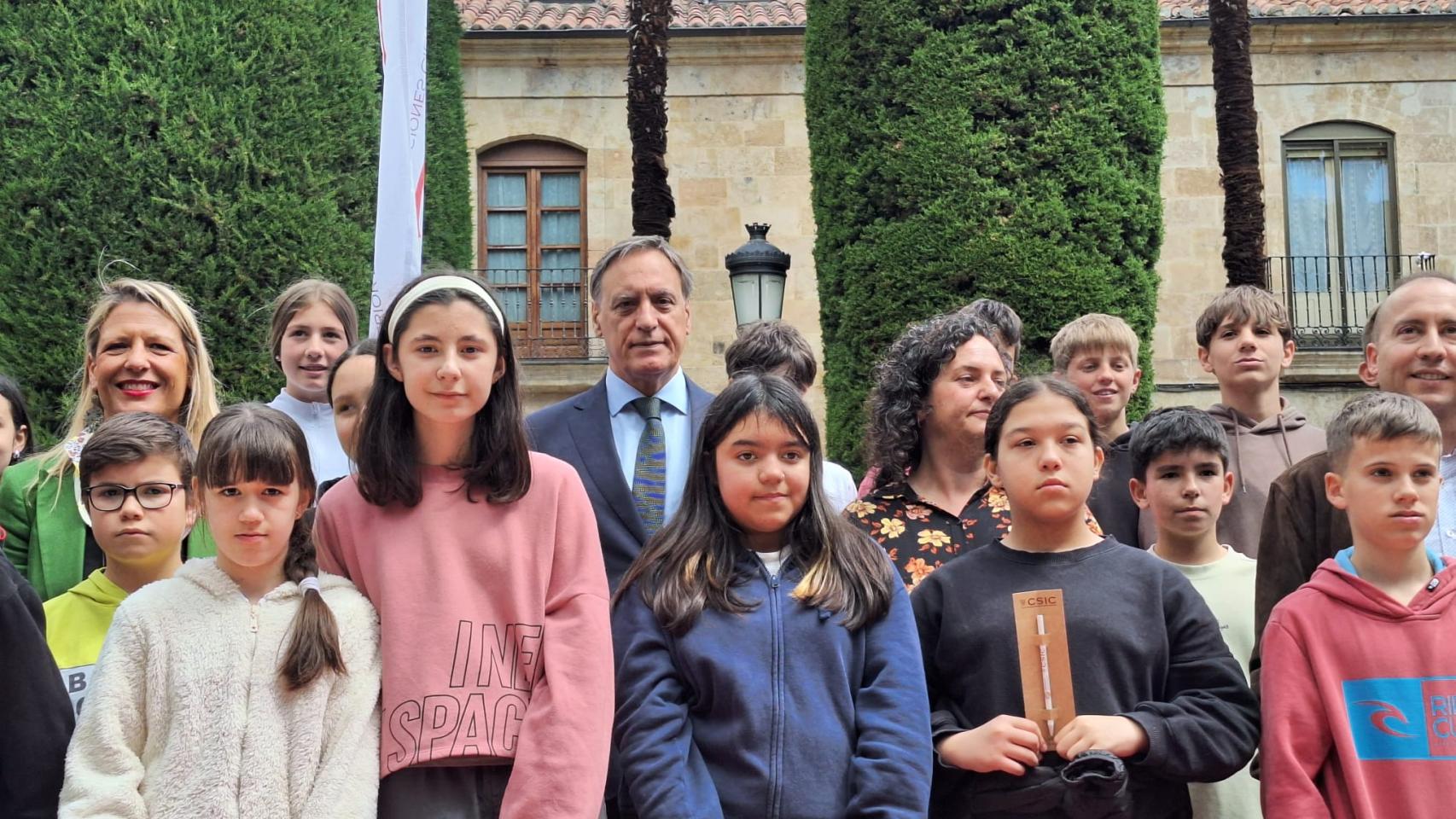El alcalde de Salamanca, Carlos García Carbayo en el acto con escolares del IES Lucía de Medrano.