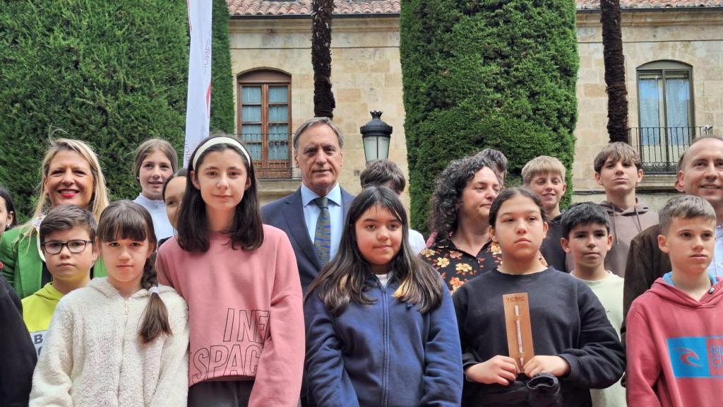 El alcalde de Salamanca, Carlos García Carbayo en el acto con escolares del IES Lucía de Medrano.