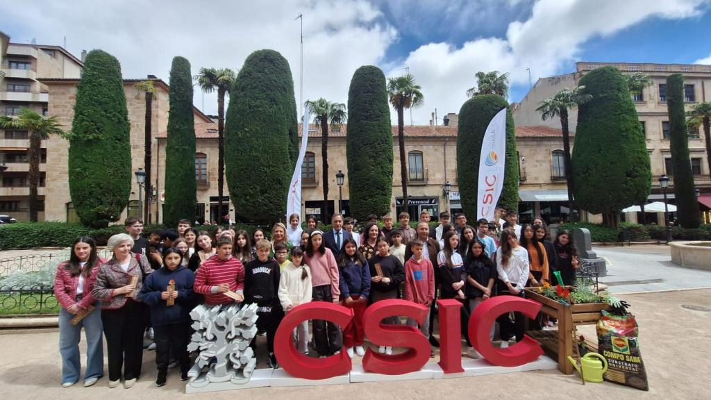 El alcalde de Salamanca, Carlos García Carbayo en el acto con escolares del IES Lucía de Medrano en la Plaza de la Libertad de Salamanca.
