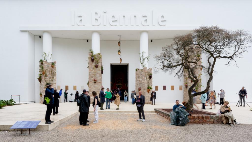 Fachada de la Bienal de Venecia en los Giardini. Foto: La Bienal de Venecia