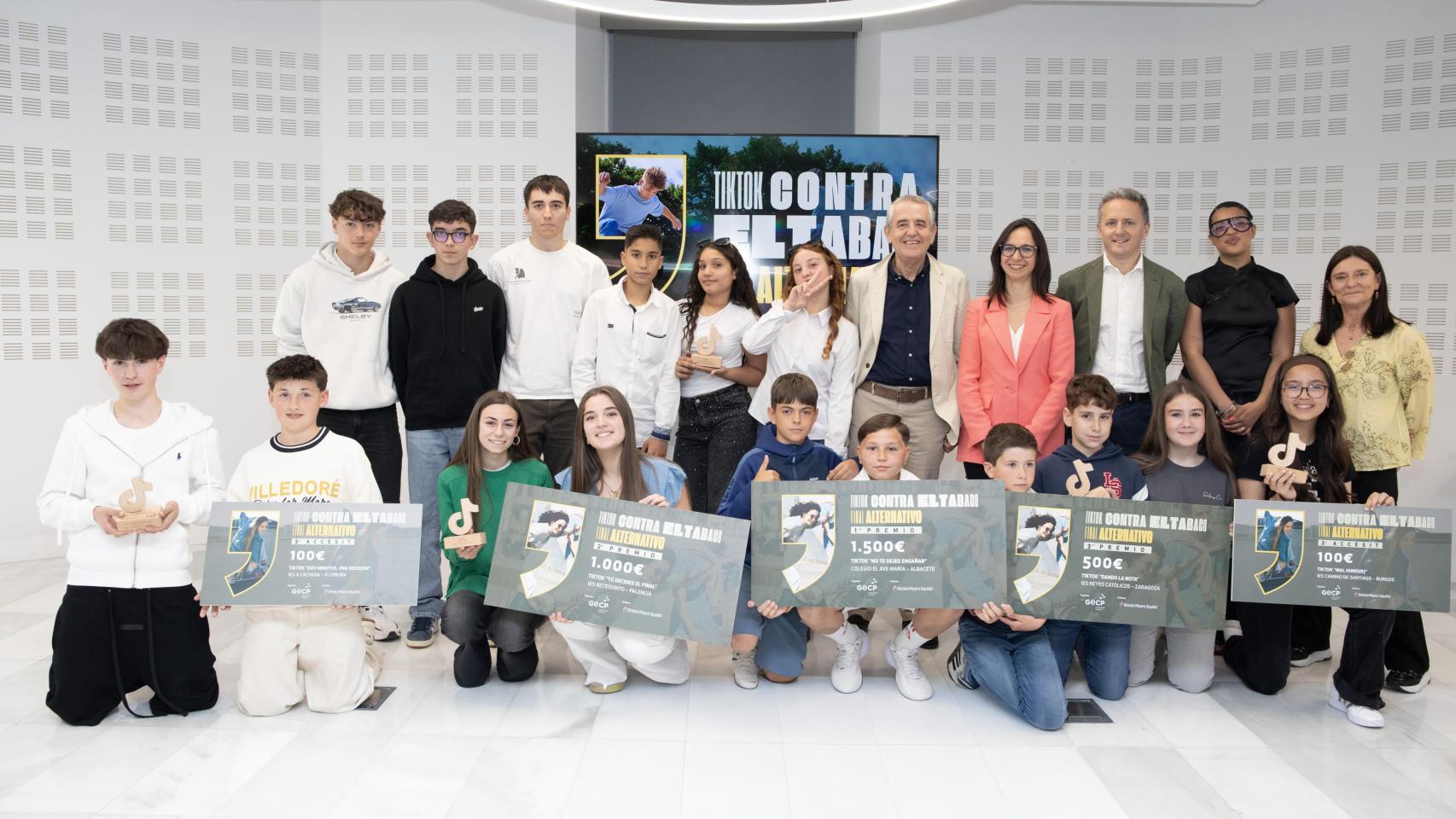 Virginia Calvo y Bartomeu Massuti (de pie, cuarta y quinto por la derecha), junto a los ganadores del concurso escolar organizado por el GECP y BMS.