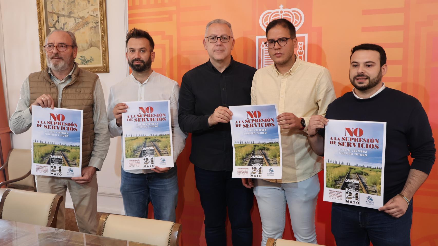 Foto previa a la declaración conjunta de los portavoces de todos los grupos municipales en el Ayuntamiento de Zamora contra la restricción de servicios ferroviarios.