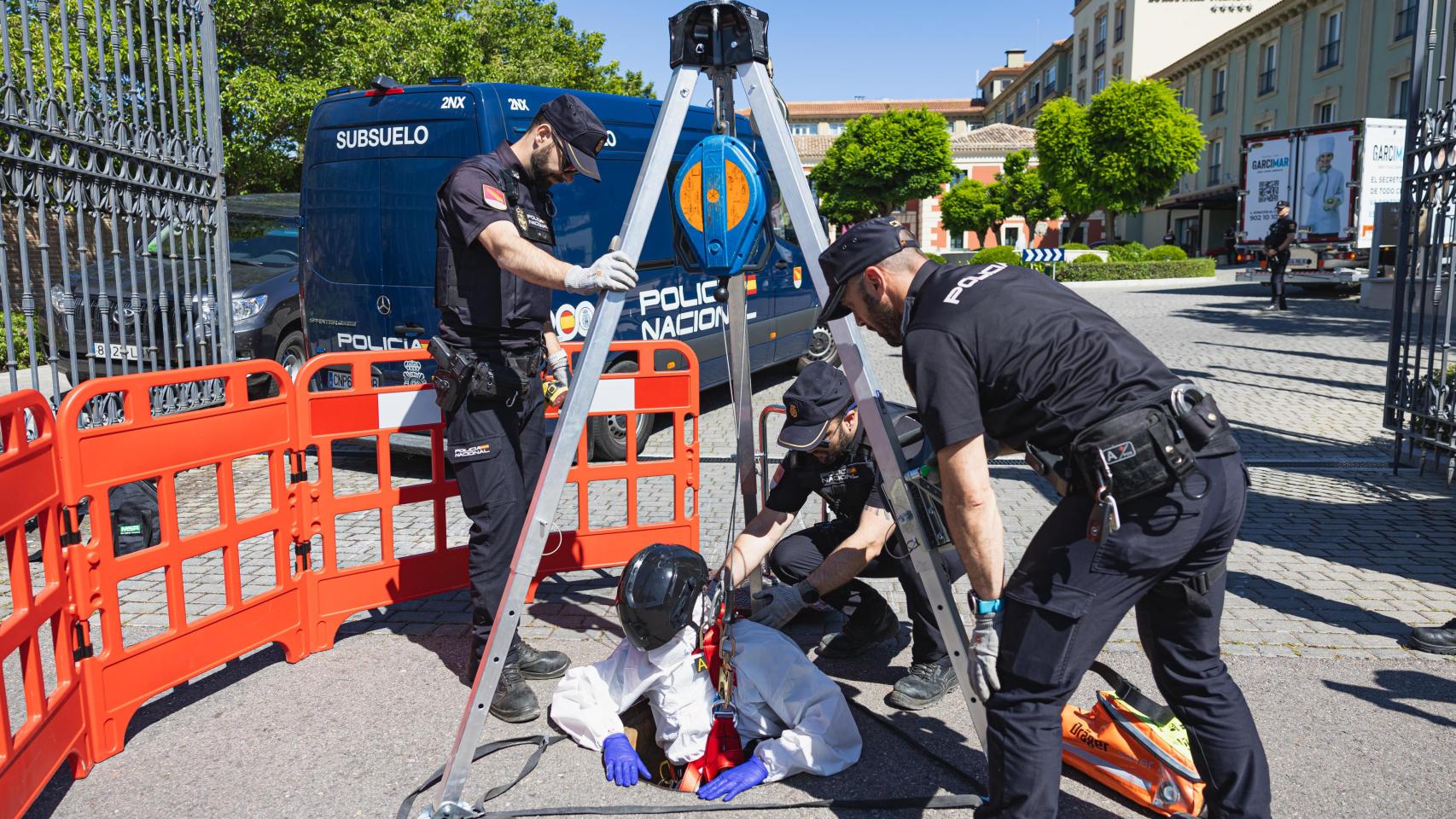 Agentes de la Policía Nacional inspeccionado el subsuelo del hotel de Toledo donde se celebrará  la 53 Conferencia Regional Europea de Interpol.