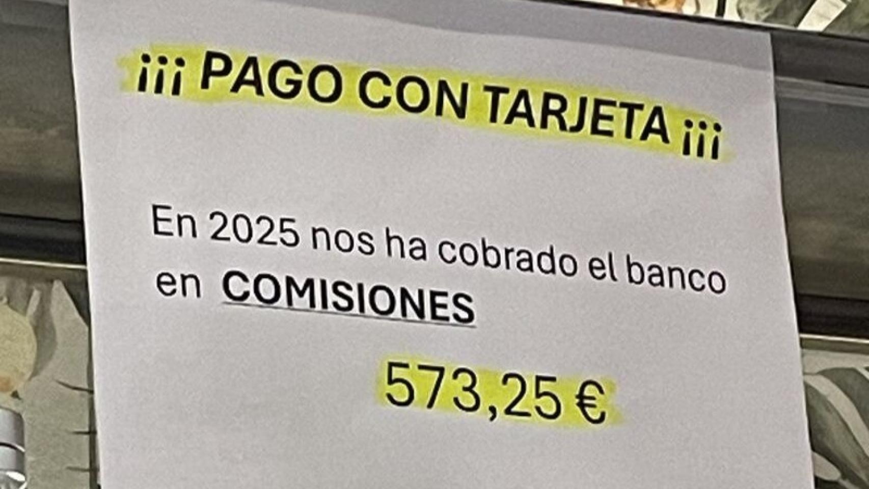 Cartel colocado en un bar sobre las comisiones bancarias.