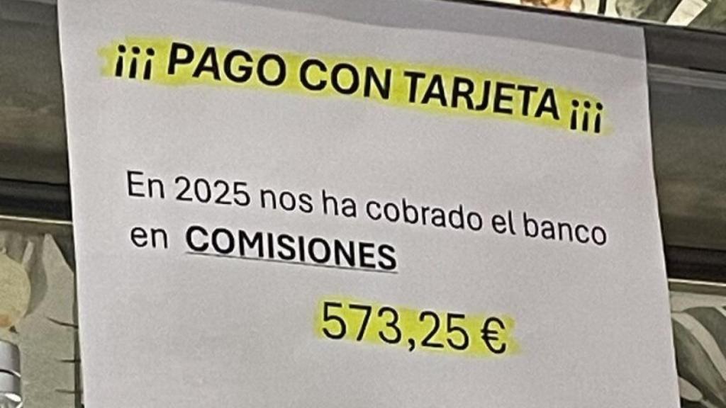 Cartel colocado en un bar sobre las comisiones bancarias.