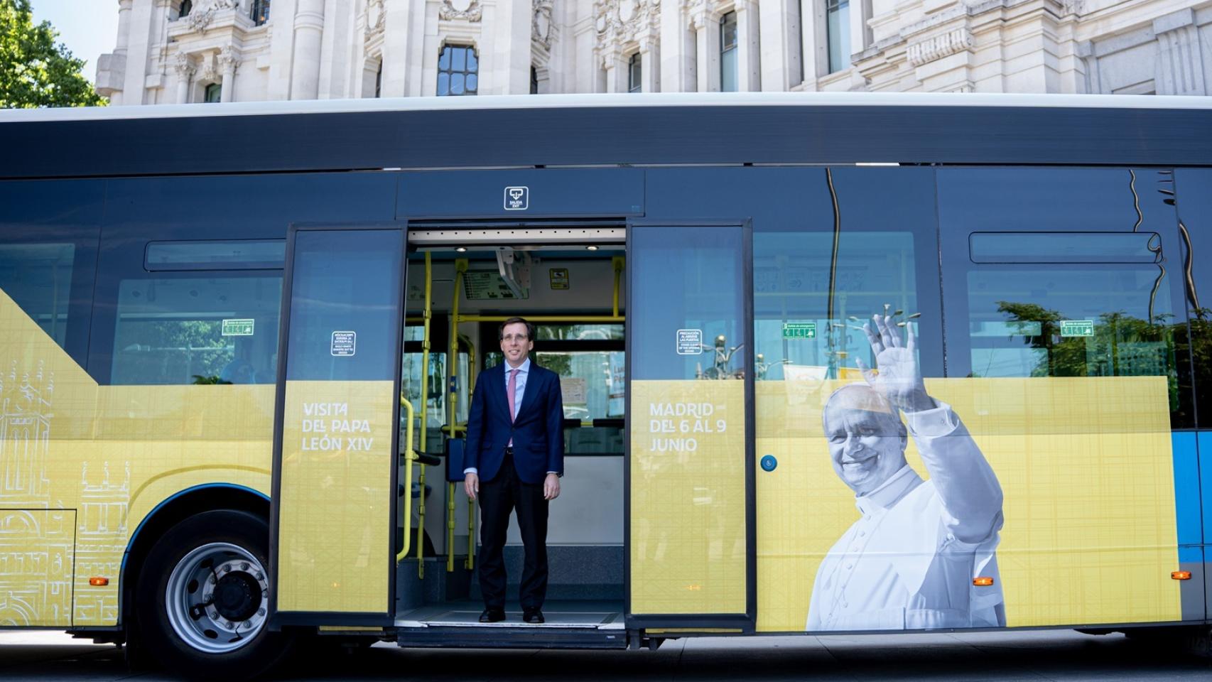 El alcalde de Madrid, José Luis Martínez-Almeida, presenta en la antesala del Pleno del Palacio de Cibeles la imagen institucional que lucirá la capital durante la próxima visita oficial del papa León XIV.