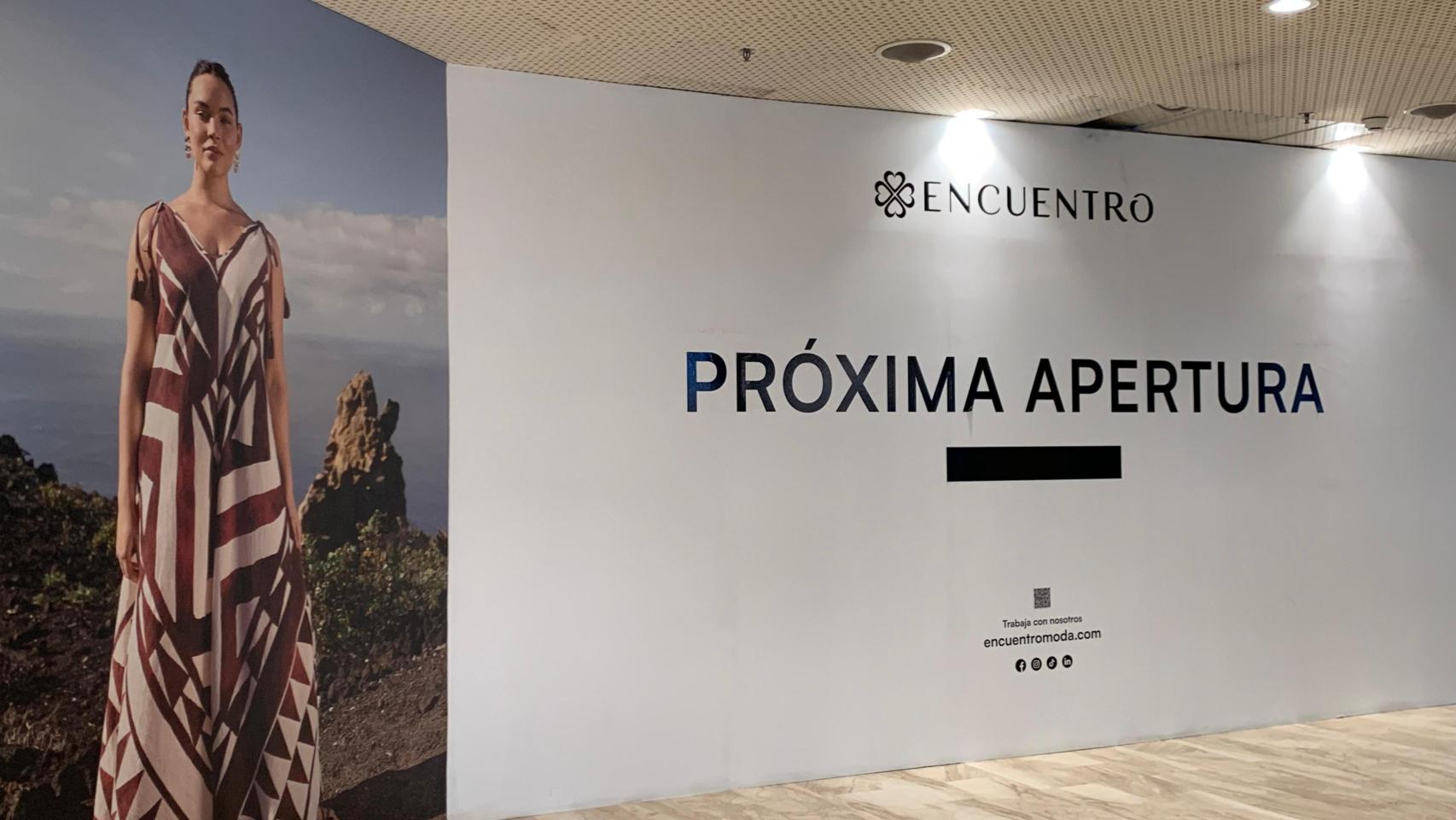 Cartel anunciador de la nueva tienda.