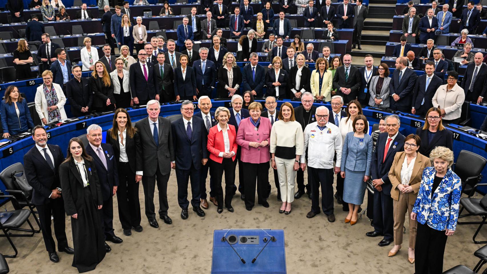 Los homenajeados con la Orden Europea del Mérito posan junto a las presidentas de la Eurocámara, Roberta Metsola (c-d), y de la Comisión Europea, Ursula von der Leyen (c-i)
