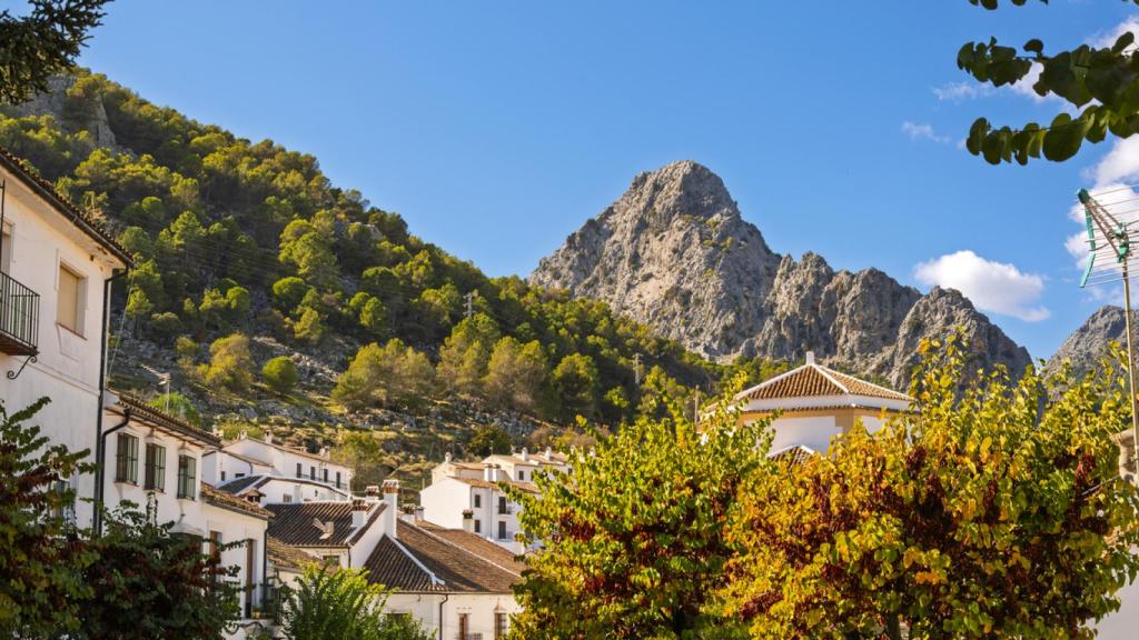La Sierra del Pinar se eleva sobre la ciudad de Grazalema, España, uno de los Pueblos Blancos de la región andaluza