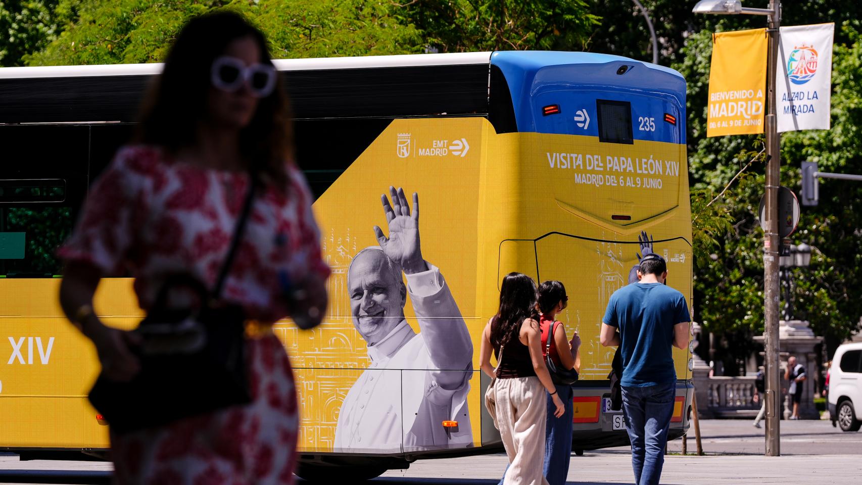 Uno de los autobuses vinilados de EMT Madrid con la imagen del Papa.