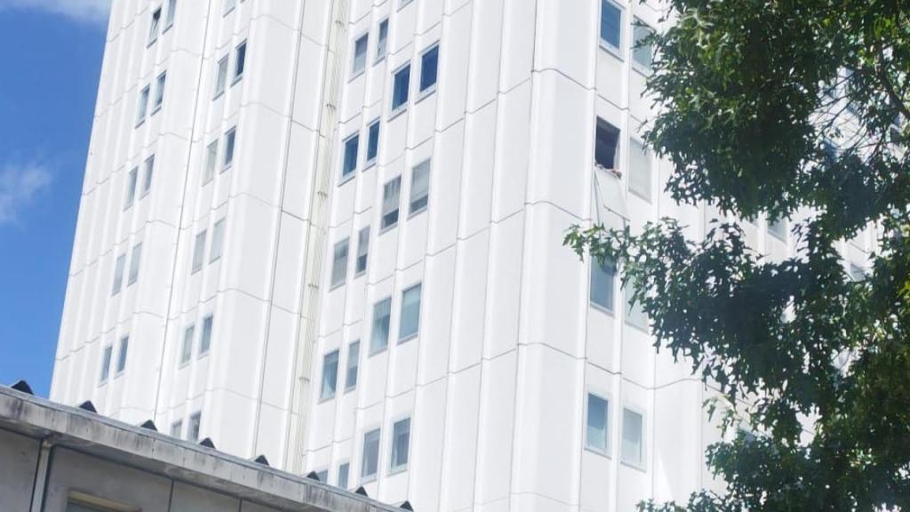 Ventana desprendida en un edificio en la plaza Luis Seone