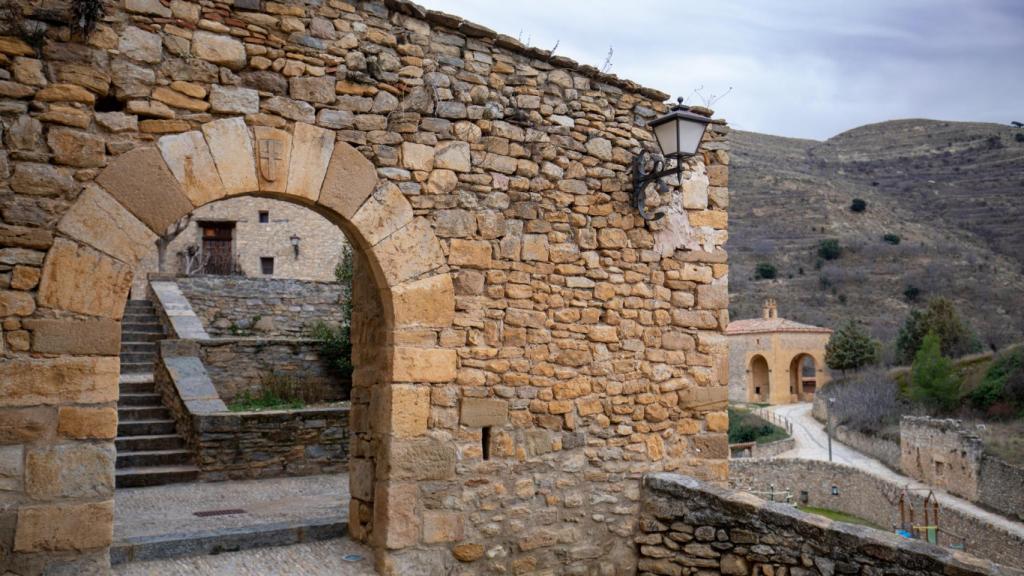 Portal de La Fuente en el centro histórico de Mirambel