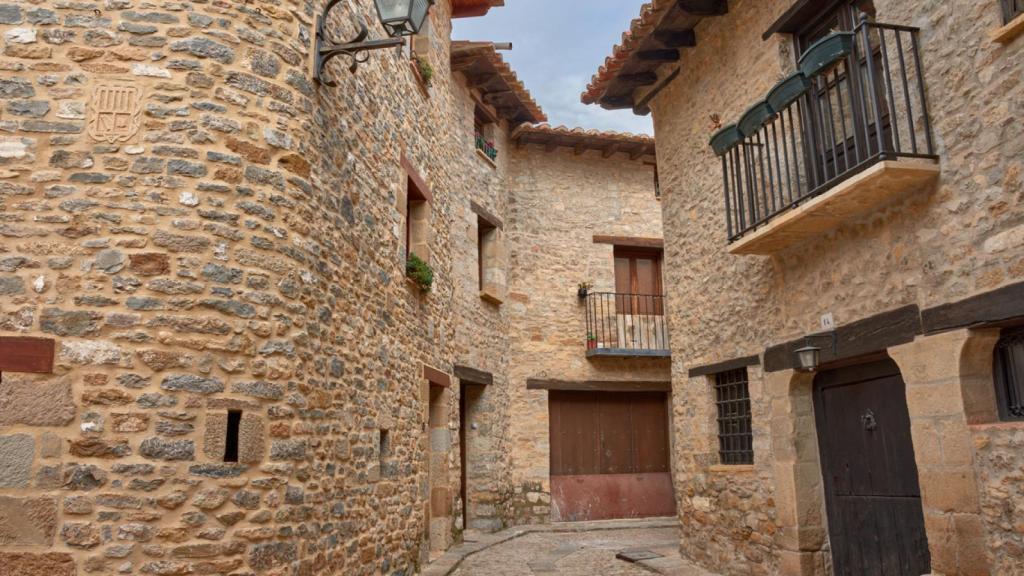 Pintorescas callejuelas de piedra en la encantadora ciudad medieval de Mirambel, Teruel.