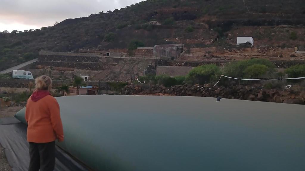 El embalse de agua de 100 metros cúbicos.