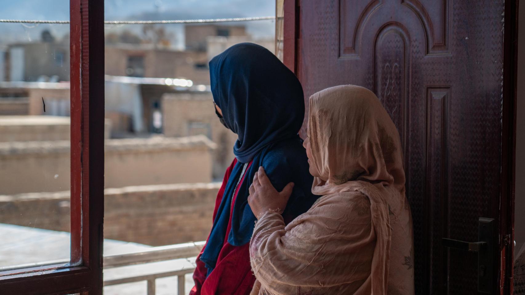 Wahida, de 14 años, junto a su madre. Pese a que la situación financiera en casa es compleja, su familia desea que la adolescente pueda retomar sus estudios para aspirar a un futuro mejor. 