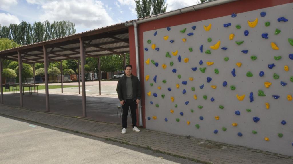 El concejal del Ayuntamiento de Santa Marta de Tormes, Jorge Valiente junto al nuevo Rocódromo.