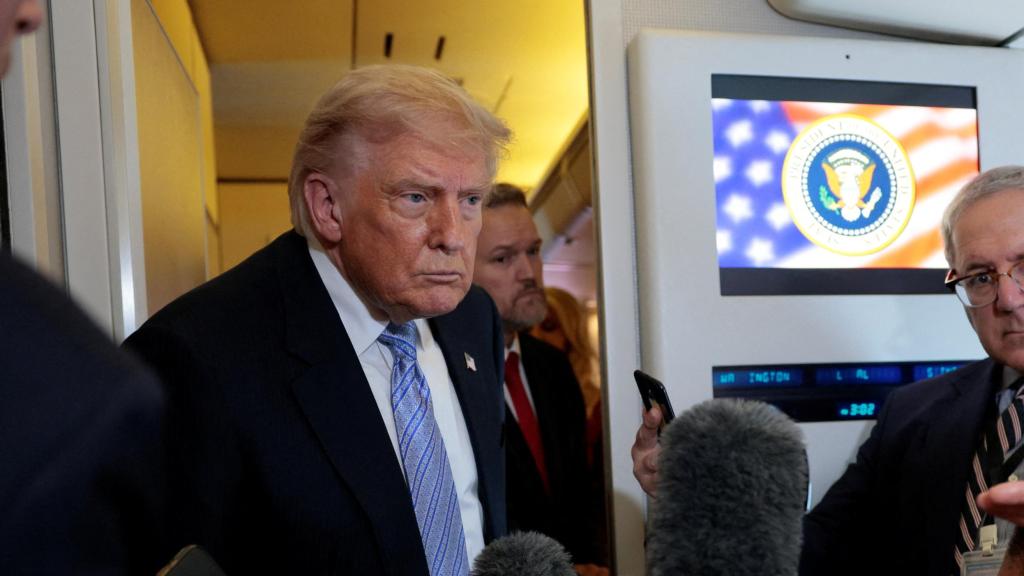 El presidente Donald Trump atiende a la prensa en el avión presidencial.