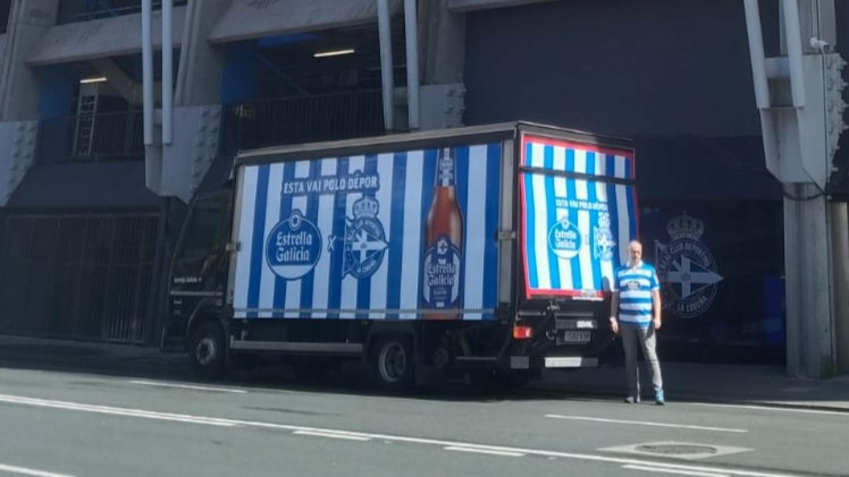 El camión de Doval e Hijos SL distribuyendo cerveza en Riazor.