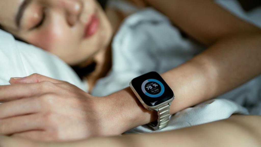 Mujer durmiendo usando un reloj inteligente