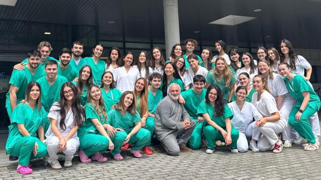 Alberto José Cebeiro Lodeiro con un grupo de sus compañeros de Enfermería.