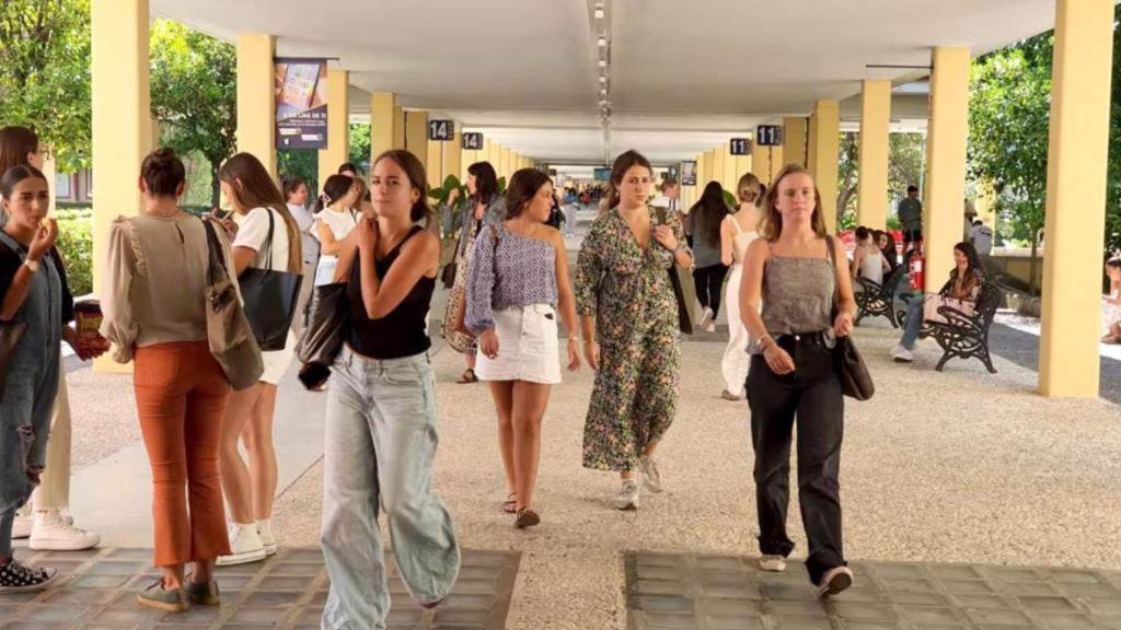 Alumnas de la Pablo de Olavide en uno de los pasillos del campus.-EP