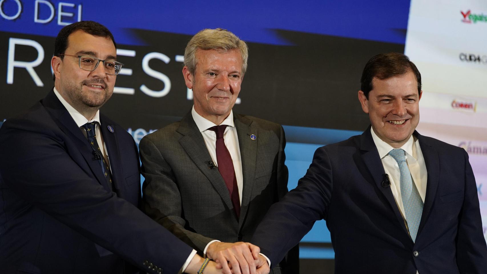 El presidente del Principado de Asturias, Adrián Barbón, el presidente de la Xunta de Galicia, Alfonso Rueda, y el presidente de la Junta de Castilla y León en funciones, Alfonso Fernández Mañueco, en el II Foro del Noroeste, este martes en Oviedo