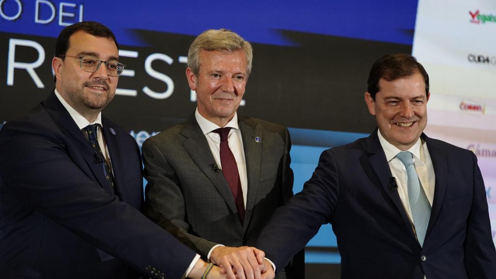 El presidente del Principado de Asturias, Adrián Barbón, el presidente de la Xunta de Galicia, Alfonso Rueda, y el presidente de la Junta de Castilla y León en funciones, Alfonso Fernández Mañueco, en el II Foro del Noroeste, este martes en Oviedo