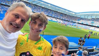 Carlos, junto a dos de sus hijos, en Riazor.
