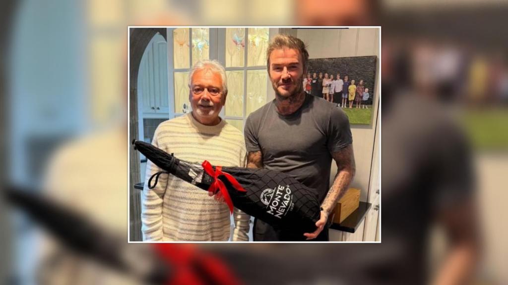 David Beckham junto a su suegro con uno de los jamones de Monte Nevado.