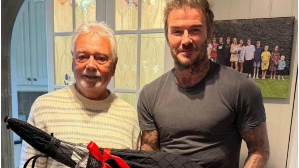 David Beckham junto a su suegro con uno de los jamones de Monte Nevado.