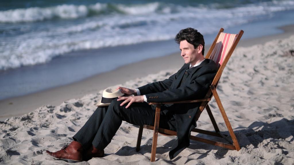 El actor Sabin Tambea como Franz Kafka en la película 'Kafka: el último verano' (G. Maas y J. Kaufmann, 2024)