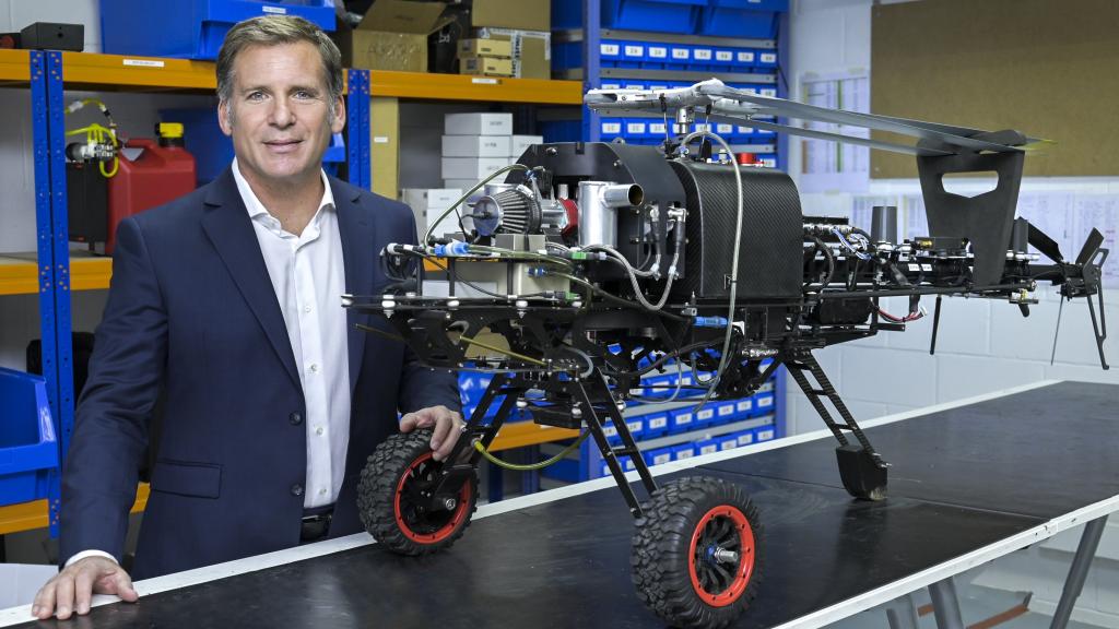 Eric Freeman, consejero delegado de Alpha Unmanned Systems (AUS), junto a las tripas del dron Alfa 900.