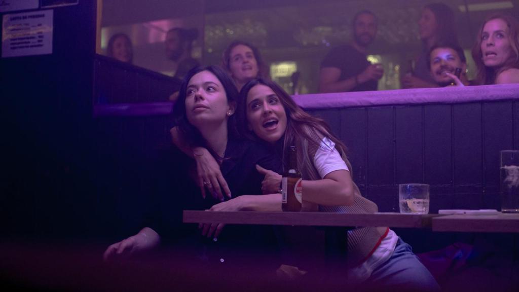 Anna Castillo y Macarena García en 'Se tiene que morir mucha gente'.