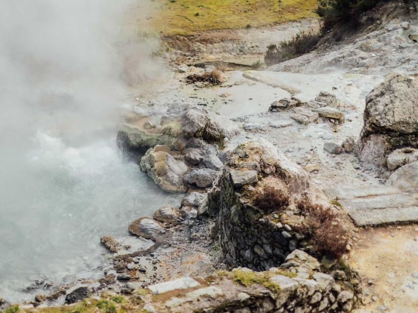 Una de las salidas de vapor de la tierra en Furnas.