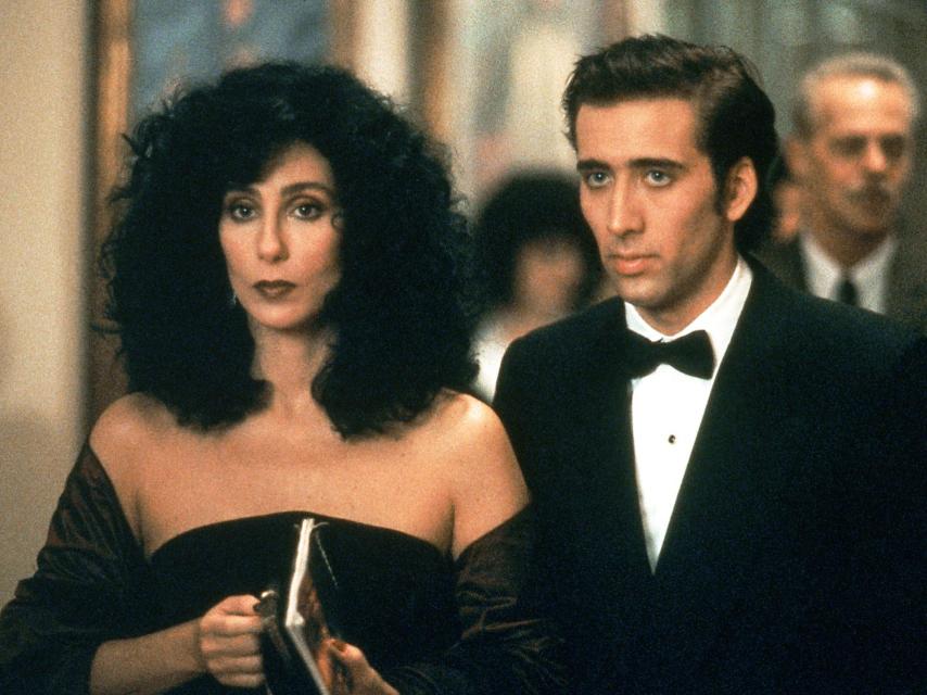 Cher junto a Nicolas Cage.