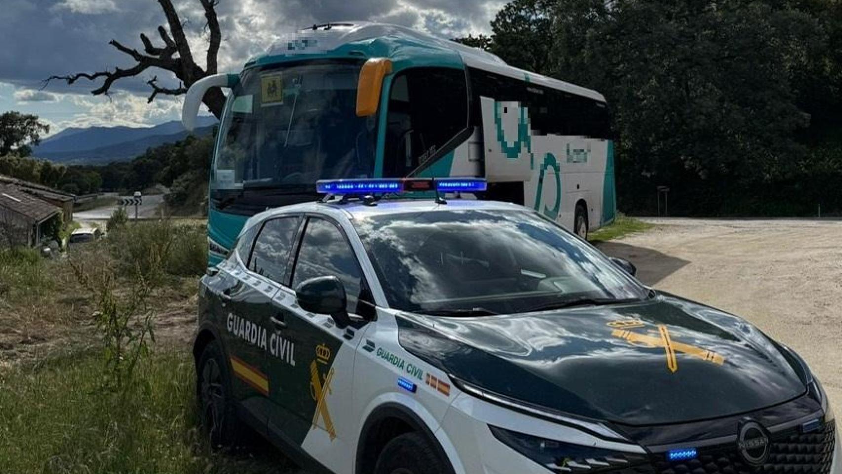 Imagen de la Guardia Civil junto al autobús interceptado en Ávila.