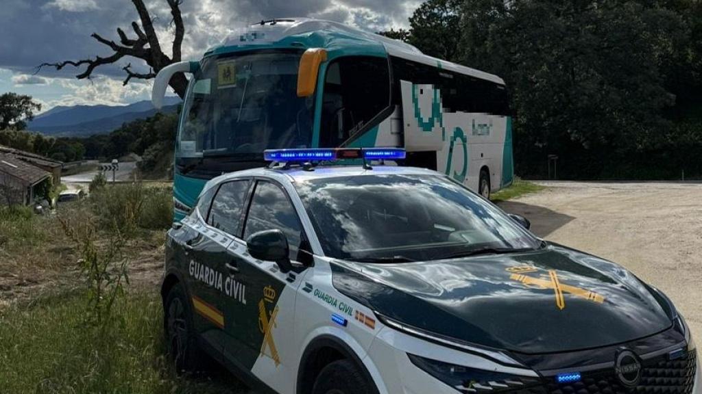 Imagen de la Guardia Civil junto al autobús interceptado en Ávila.