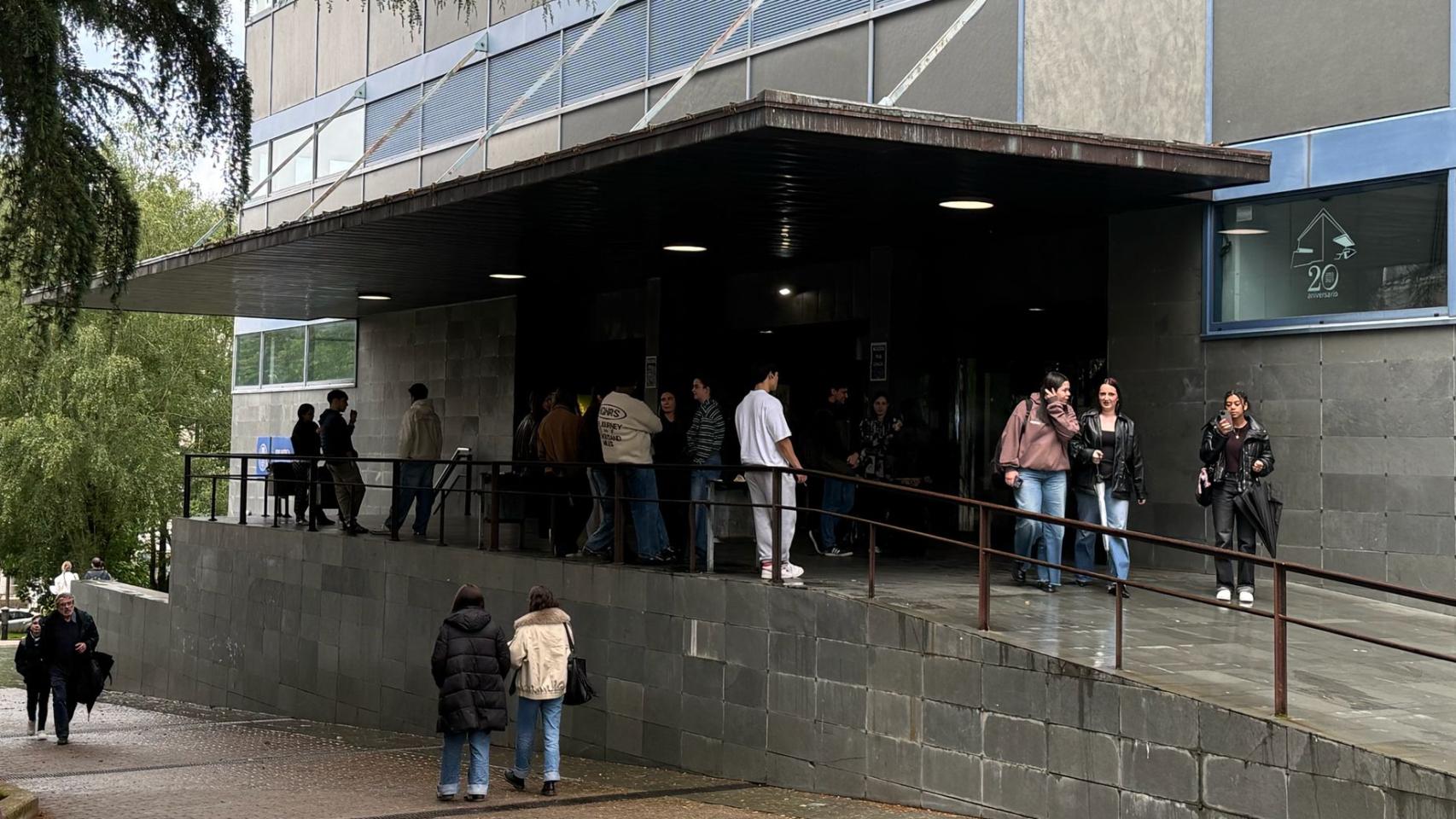 Acceso a la Biblioteca Concepción Arenal de la USC.