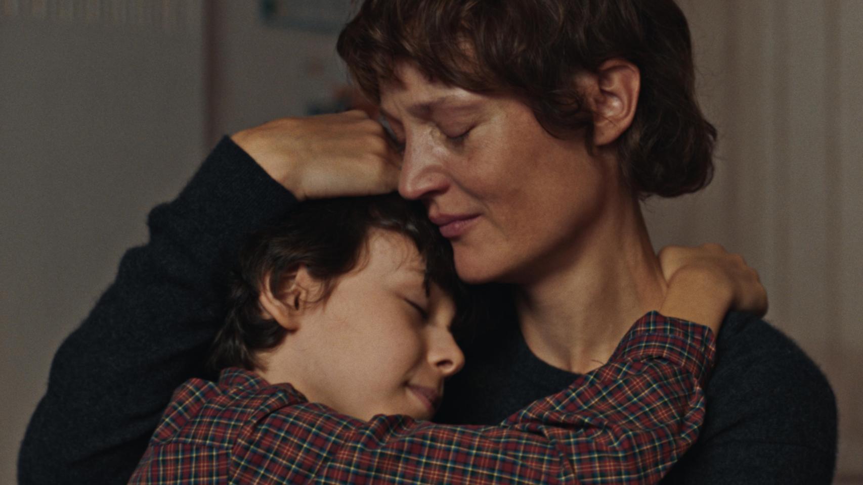 Vicky Krieps y Viggo Ferreira-Redier, en un momento de 'Love Me Tender'