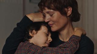 Vicky Krieps y Viggo Ferreira-Redier, en un momento de 'Love Me Tender'