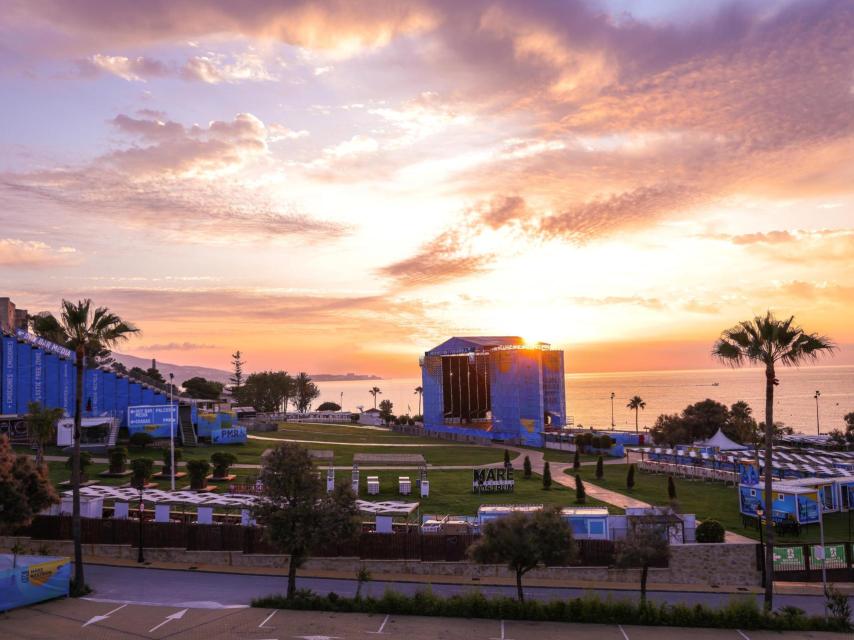 El atardecer sobre uno de los escenarios de Marenostrum Fuengirola.