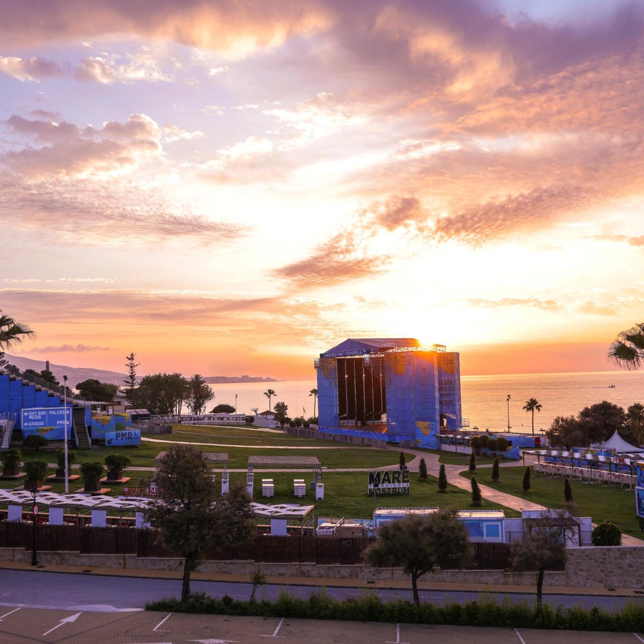 El atardecer sobre uno de los escenarios del Marenostrum Fuengirola.