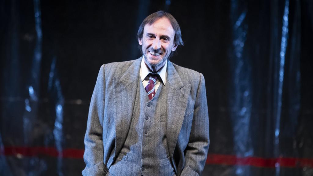 Juan Codina durante la obra de teatro 'El hombre almohada'. Foto: Gtres. 