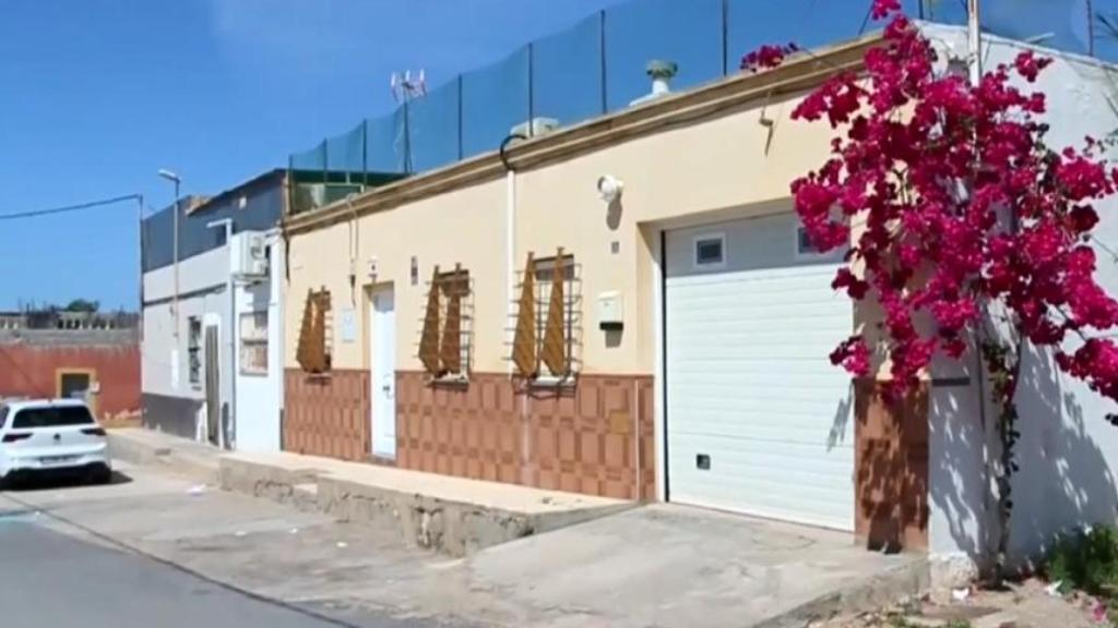 El Volkswagen Golf que José Manuel estacionó en la calle Mar Adriático de El Ejido donde esperó la llegada de su padrastro y su madre biológica.