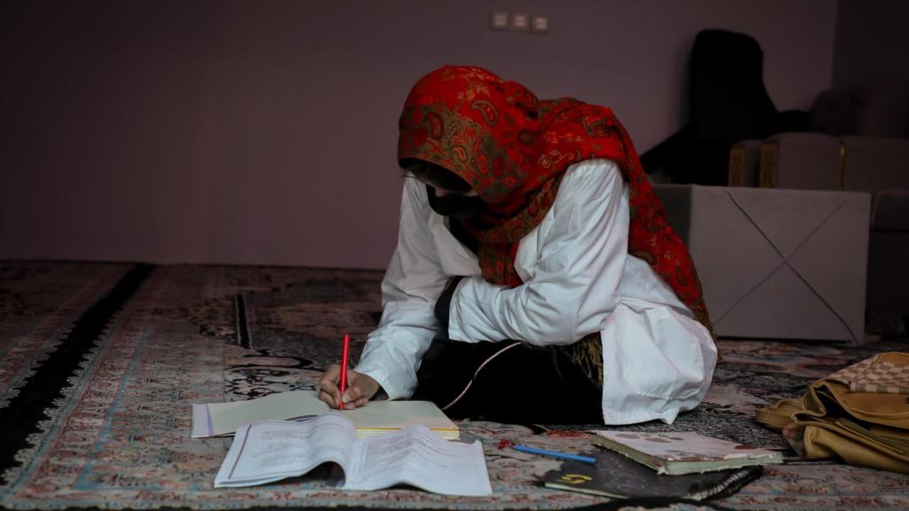Fatima llevaba sin ir al colegio desde septiembre de 2021. Recientemente ha empezado un curso de primeros auxilios en un instituto privado porque su madre está enferma.